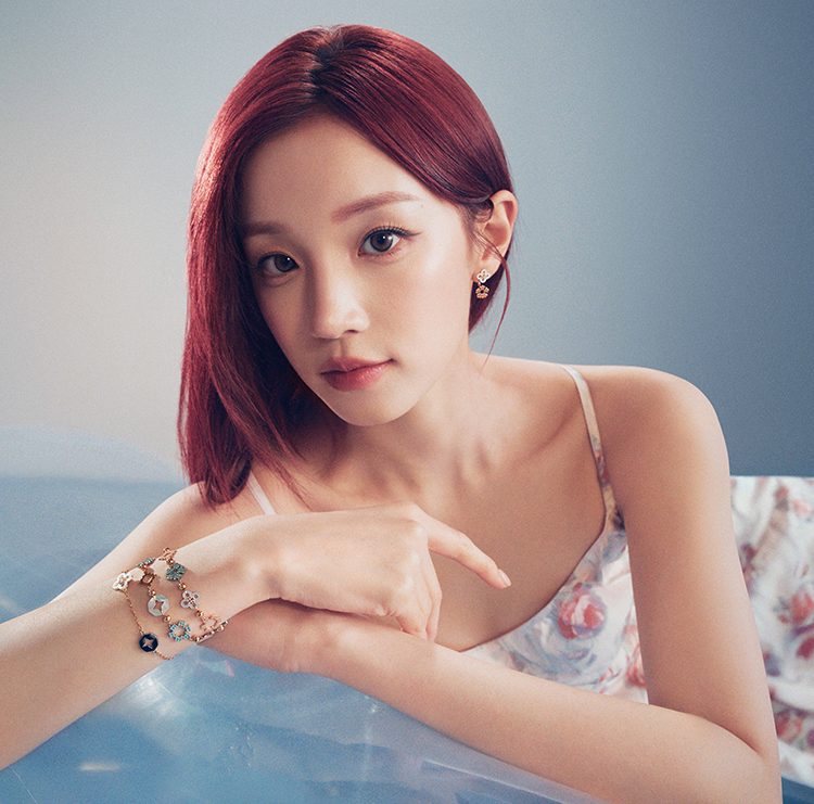 ACC_TB_SPF26_YUQI_CAMPAIGN_JWL_FORGET_ME_NOT_GROUP_SHOT_2_00935_750x741_M_0826