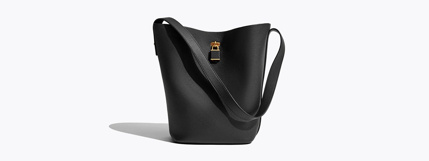 HBG_TB_SPF26_ESLS_LOCK_SLIM_BUCKET_BAG_BLACK_SHOT_400_0016_1410x529_D_0826