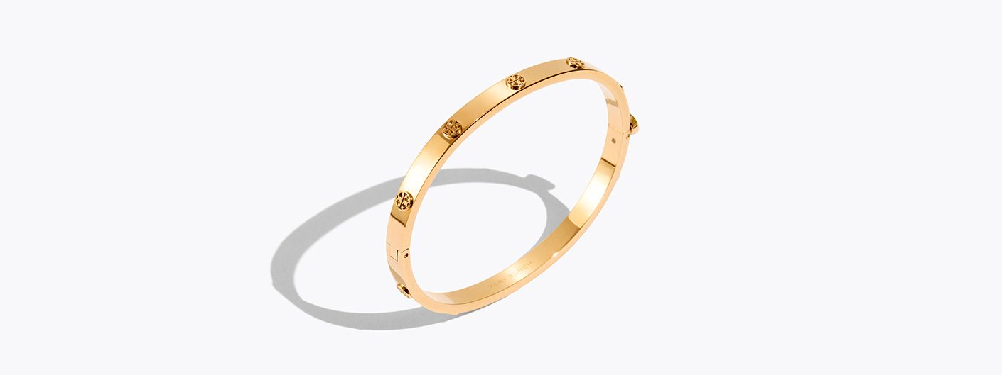 ID_VN_ACC_TB_FAL26_ESLS_JWL_ICON_HINGE_BRACELET_GOLD_SHOT_50_0004_1410x529_D_0926
